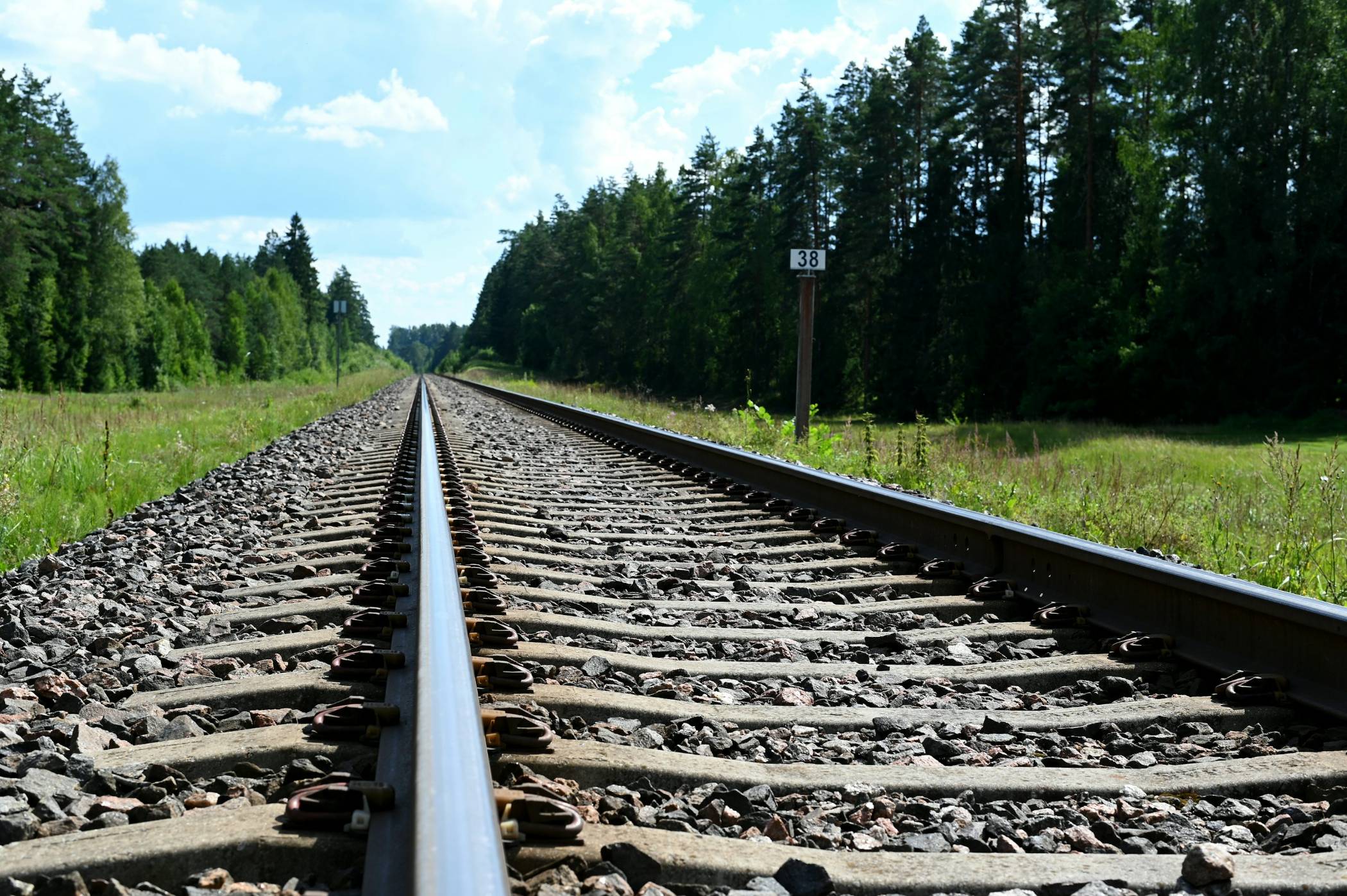 2025 में बुक करने के लिए दुनिया की 7 सबसे अद्भुत ट्रेन यात्राएँ
